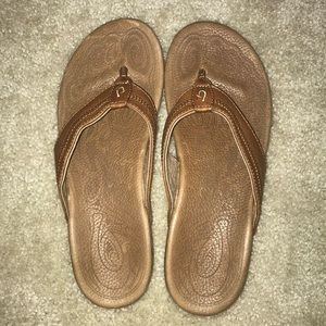 NWOT Olukai Leather Flip Flops